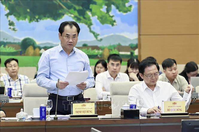 Bộ trưởng Bộ Nông nghiệp và Môi trường Trịnh Việt Hùng thuyết trình về nội dung cơ bản của dự thảo. Ảnh: Doãn Tấn – TTXVN