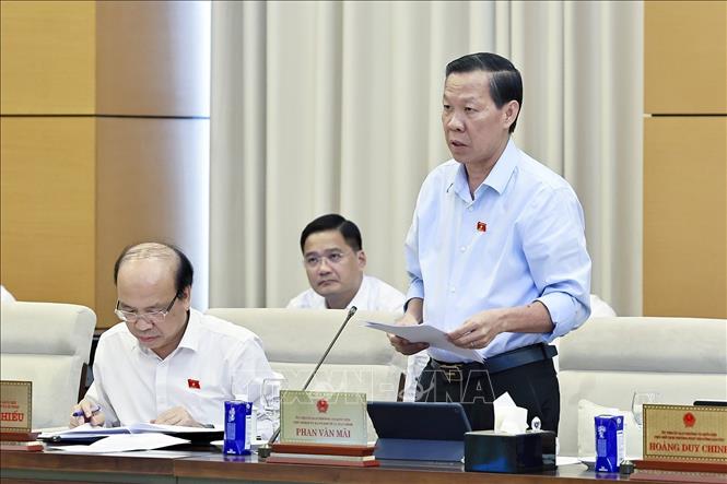 Chủ nhiệm Ủy ban Kinh tế và Tài chính của Quốc hội Phan Văn Mãi trình bày tóm tắt báo cáo thẩm tra sơ bộ, đề xuất các vấn đề cần Quốc hội tập trung thảo luận. Ảnh: Doãn Tấn – TTXVN