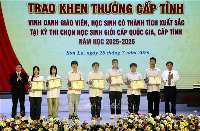 Trao Bằng khen của Chủ tịch Ủy ban nhân dân tỉnh Sơn La cho các học sinh đoạt giải tại Kỳ thi học sinh giỏi quốc gia Trung học phổ thông năm học 2025 - 2026. Ảnh: Quang Quyết - TTXVN