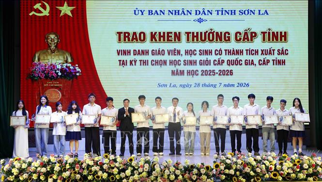 Trao Bằng khen của Bộ trưởng Bộ Giáo dục và Đào tạo cho các học sinh đoạt giải tại Kỳ thi học sinh giỏi quốc gia Trung học phổ thông năm học 2025 - 2026. Ảnh: Quang Quyết - TTXVN