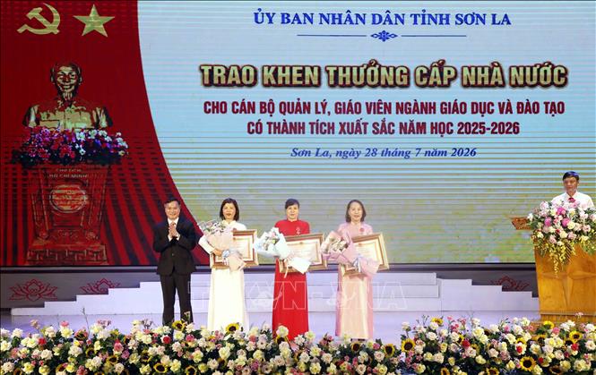 Thừa ủy quyền của Chủ tịch nước, Phó Bí thư Đảng ủy Ủy ban nhân dân tỉnh Sơn La Đặng Quang Hưng, trao Huân chương Lao động hạng Ba cho các cá nhân. Ảnh: Quang Quyết - TTXVN