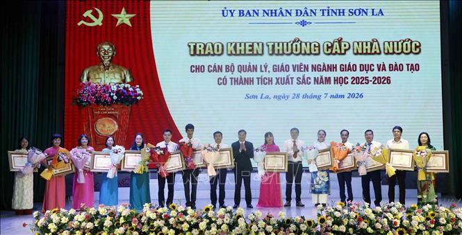 Trao Bằng khen của Thủ tướng Chính phủ cho các cá nhân có thành tích xuất sắc. Ảnh: Quang Quyết - TTXVN