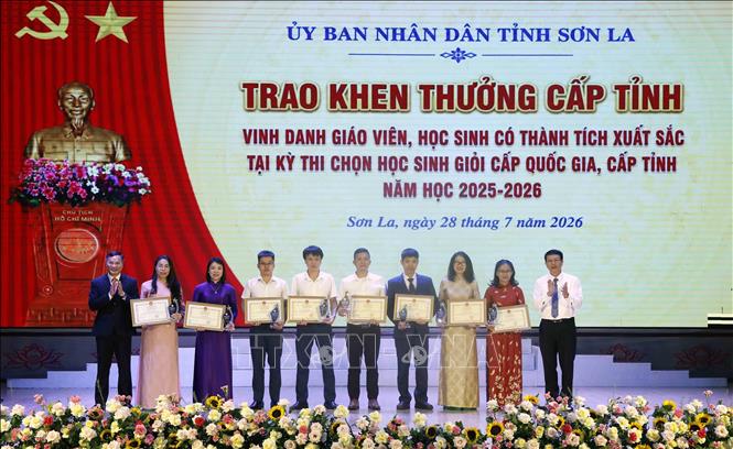Trao Bằng khen của Chủ tịch Ủy ban nhân dân tỉnh Sơn La cho các giáo viên có thành tích xuất sắc trong công tác bồi dưỡng học sinh giỏi đoạt giải cấp quốc gia năm học 2025 - 2026. Ảnh: Quang Quyết - TTXVN
