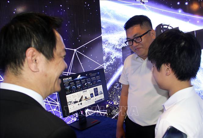 Các đại biểu tham quan và trải nghiệm tại Trung tâm giải mã lượng tử. Ảnh: Trịnh Bang Nhiệm - TTXVN