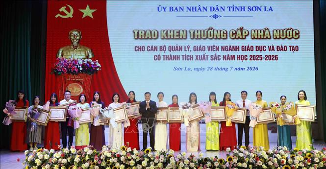 Trao Bằng khen của Thủ tướng Chính phủ cho các cá nhân có thành tích xuất sắc. Ảnh: Quang Quyết - TTXVN