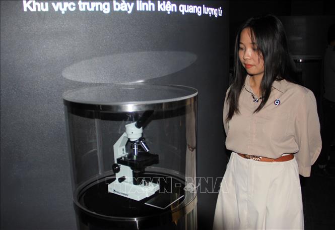 Các đại biểu tham quan và trải nghiệm tại Trung tâm giải mã lượng tử. Ảnh: Trịnh Bang Nhiệm - TTXVN
