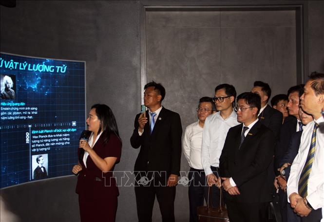 Các đại biểu tham quan và trải nghiệm tại Trung tâm giải mã lượng tử. Ảnh: Trịnh Bang Nhiệm - TTXVN