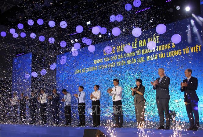 Các đại biểu cùng kích hoạt ra mắt Trung tâm giải mã lượng tử. Ảnh: Trịnh Bang Nhiệm - TTXVN