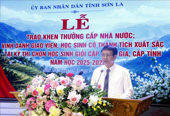Giám đốc Sở Giáo dục và Đào tạo tỉnh Sơn La Nguyễn Văn Chiến phát biểu tại buổi lễ. Ảnh: Quang Quyết - TTXVN
