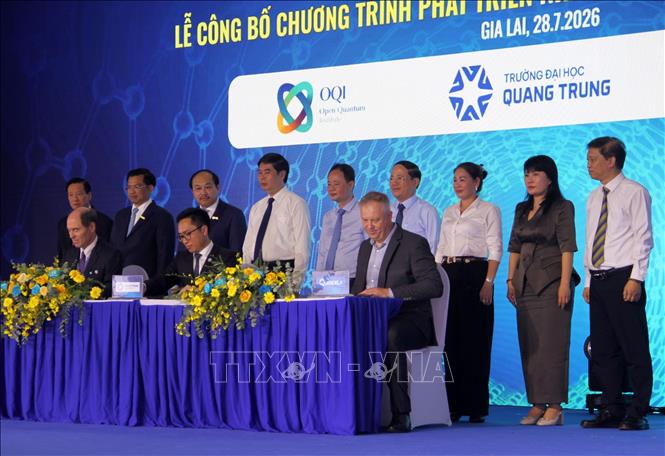 Trường Đại học Quang Trung ký kết với các đối tác đồng thực hiện Chương trình phát triển phát triển nhân lực, nhân tài lượng tử Việt Nam. Ảnh: Trịnh Bang Nhiệm - TTXVN