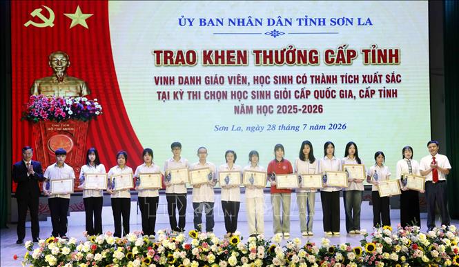 Trao Bằng khen của Chủ tịch Ủy ban nhân dân tỉnh Sơn La cho các học sinh đoạt giải tại Kỳ thi học sinh giỏi cấp tỉnh Trung học phổ thông năm học 2025 - 2026. Ảnh: Quang Quyết - TTXVN