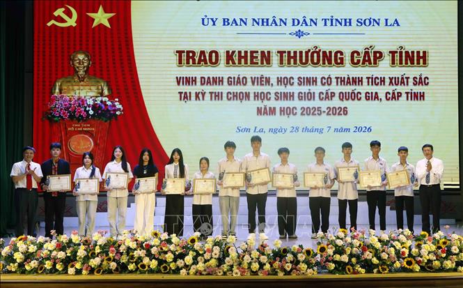 Trao Bằng khen của Chủ tịch Ủy ban nhân dân tỉnh Sơn La cho các học sinh đoạt giải tại Kỳ thi học sinh giỏi quốc gia Trung học phổ thông năm học 2025 - 2026. Ảnh: Quang Quyết - TTXVN