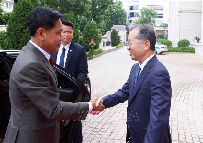 Chánh án Tòa án nhân tối cao Việt Nam Nguyễn Văn Quảng đón Chánh án Tòa án nhân dân tối cao Lào Phayvy Syboualypha. Ảnh: Phạm Kiên - TTXVN