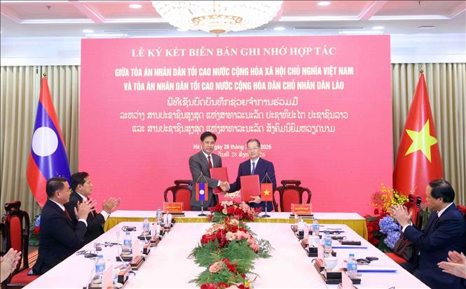 Chánh án Tòa án nhân tối cao Việt Nam Nguyễn Văn Quảng và Chánh án Tòa án nhân dân tối cao Lào Phayvy Syboualypha ký kết biên bản ghi nhớ hợp tác giữa Tòa án hai nước. Ảnh: Phạm Kiên - TTXVN