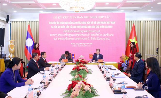 Chánh án Tòa án nhân tối cao Việt Nam Nguyễn Văn Quảng và Chánh án Tòa án nhân dân tối cao Lào Phayvy Syboualypha ký kết biên bản ghi nhớ hợp tác giữa Tòa án hai nước. Ảnh: Phạm Kiên - TTXVN
