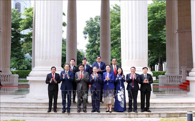 Chánh án Tòa án nhân tối cao Việt Nam Nguyễn Văn Quảng và Chánh án Tòa án nhân dân tối cao Lào Phayvy Syboualypha cùng các đại biểu. Ảnh: Phạm Kiên - TTXVN