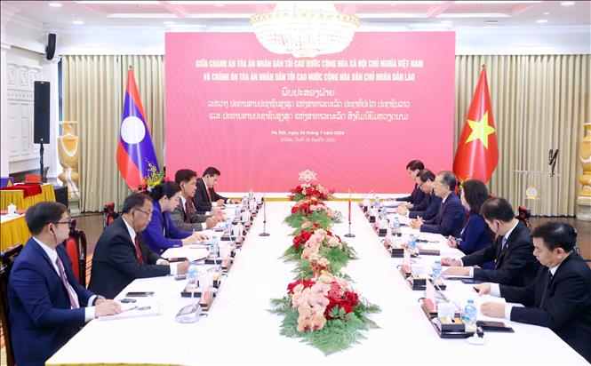 Chánh án Tòa án nhân tối cao Việt Nam Nguyễn Văn Quảng hội đàm với Chánh án Tòa án nhân dân tối cao Lào Phayvy Syboualypha. Ảnh: Phạm Kiên - TTXVN