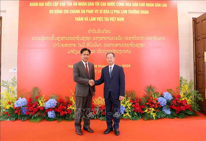 Chánh án Tòa án nhân tối cao Việt Nam Nguyễn Văn Quảng đón Chánh án Tòa án nhân dân tối cao Lào Phayvy Syboualypha. Ảnh: Phạm Kiên - TTXVN
