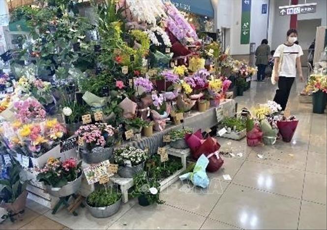 Đồ đạc rơi vỡ tại một trung tâm thương mại ở thị trấn Kikuyo, tỉnh Kumamoto, Nhật Bản sau trận động đất ngày 28/7/2026. Ảnh: Kyodo/TTXVN phát