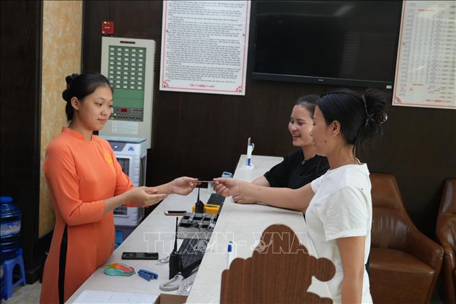 Du khách check-in nhận phòng tại Khách sạn Summer, phường Cửa Lò (Nghệ An). Ảnh: Bích Huệ - TTXVN