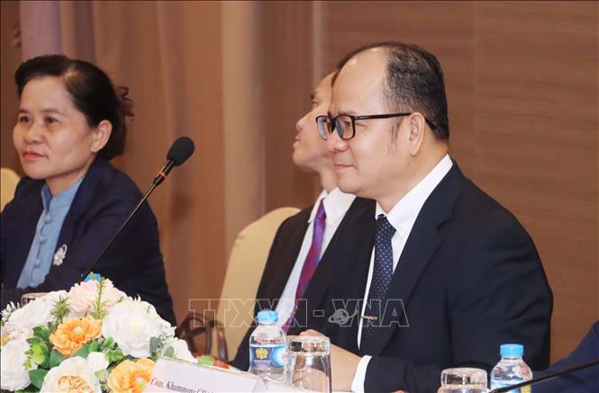 Phó Trưởng Ban Tuyên huấn Trung ương Lào, Thường trực Văn phòng Hội đồng Lý luận Trung ương Lào Khammon Chanthachit, phát biểu tại buổi làm việc. Ảnh: Xuân Tú - PV TTXVN tại Lào