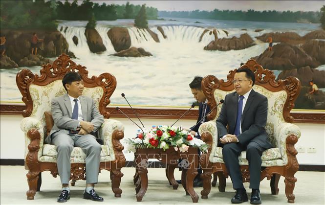 Phó Trưởng ban Tuyên huấn Trung ương Lào Vansy Kuamua tiếp Phó Tổng Biên tập Tạp chí Cộng sản Việt Nam Nguyễn Ngọc Hà. Ảnh: Xuân Tú - PV TTXVN tại Lào