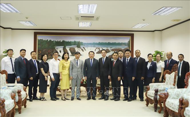 Phó Trưởng ban Tuyên huấn Trung ương Lào Vansy Kuamua chụp ảnh kỷ niệm với Đoàn đại biểu Tạp chí Cộng sản tại buổi tiếp. Ảnh: Xuân Tú - PV TTXVN tại Lào