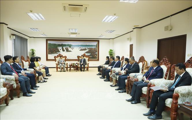 Phó Trưởng ban Tuyên huấn Trung ương Lào Vansy Kuamua tiếp Đoàn đại biểu Tạp chí Cộng sản Việt Nam đến chào xã giao. Ảnh: Xuân Tú - PV TTXVN tại Lào