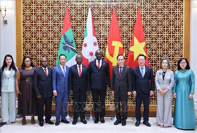 Bộ trưởng Ngoại giao Lê Hoài Trung đón Đoàn đại biểu Đảng Hội đồng Quốc gia bảo vệ dân chủ - Lực lượng bảo vệ dân chủ (CNDD-FDD) Burundi. Ảnh: Minh Đức - TTXVN