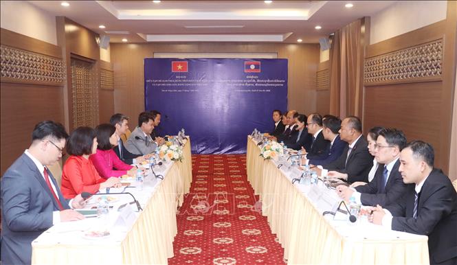Quang cảnh buổi làm việc giữa Tạp chí Cộng sản của Việt Nam và Tạp chí Alounmai của Lào. Ảnh: Xuân Tú - PV TTXVN tại Lào