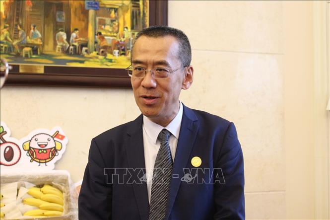 Ông Đường Công Mãn, Chủ nhiệm Trung tâm nghiên cứu hàng tươi sống bán lẻ của Trung Quốc, trao đổi với giới báo chí tại sự kiện. Ảnh: Hải Yến - PV TTXVN tại Trung Quốc