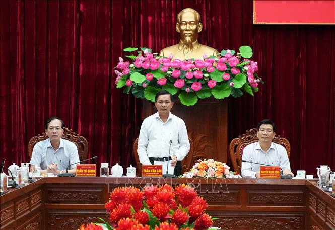 Bí thư Tỉnh ủy, Trưởng Ban Chỉ đạo 57 tỉnh Vĩnh Long Trần Văn Lâu phát biểu tại hội nghị. Ảnh: Phạm Minh Tuấn-TTXVN