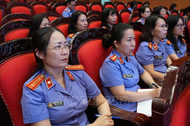 Các kiểm sát viên tại điểm cầu VKSND Tối cao tham dự chương trình. Ảnh: Kim Anh - TTXVN