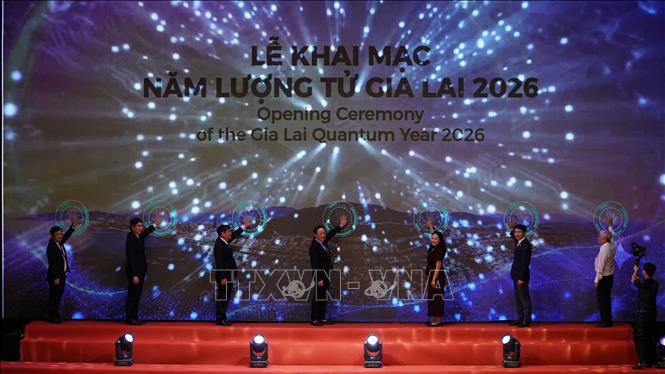 Đại biểu thực hiện nghi thức khai mạc Năm lượng tử Gia Lai 2026. Ảnh: Đình Quân - TTXVN                   