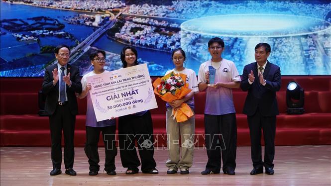 Phó trưởng Ban Tuyên giáo và Dân vận Trung ương Phan Xuân Thủy và Chủ tịch UBND tỉnh Gia Lai Phạm Anh Tuấn trao giải nhất cho Cuộc thi. Ảnh: Đình Quân/TTXVN                             