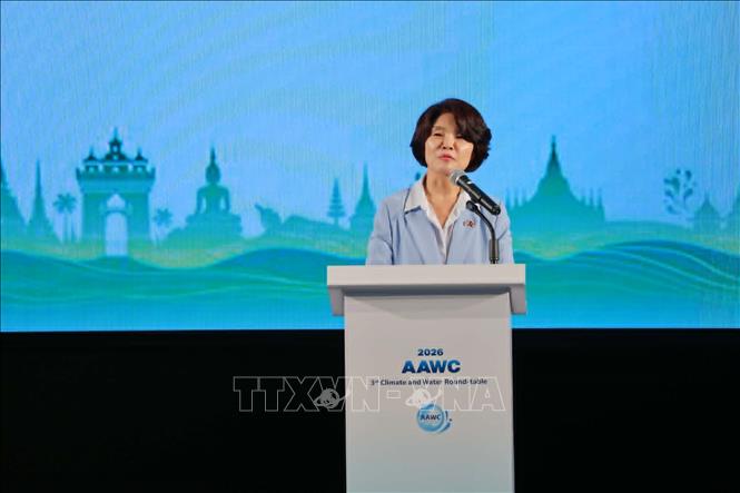 Bà Han Jeoung-ae, Nghị sĩ Quốc hội Hàn Quốc, Chủ tịch AAWC phát biểu tại Hội nghị. Ảnh: Xuân Tú - PV TTXVN tại Lào