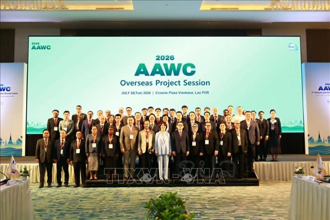 Các đại biểu tham dự Hội nghị Bàn tròn về Khí hậu và Nước lần thứ 3 và Hội nghị AAWC lần thứ 9 chụp ảnh lưu niệm. Ảnh: Xuân Tú - PV TTXVN tại Lào