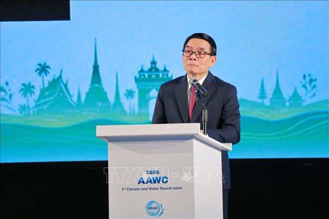 Phó Chủ tịch Quốc hội Lào Vilayvong Bouddakham phát biểu tại Hội nghị. Ảnh: Xuân Tú - PV TTXVN tại Lào