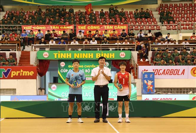 Ban tổ chức trao giải Phòng thủ xuất sắc nhất giải cho các vận động viên. Ảnh: Nguyễn Chinh - TTXVN