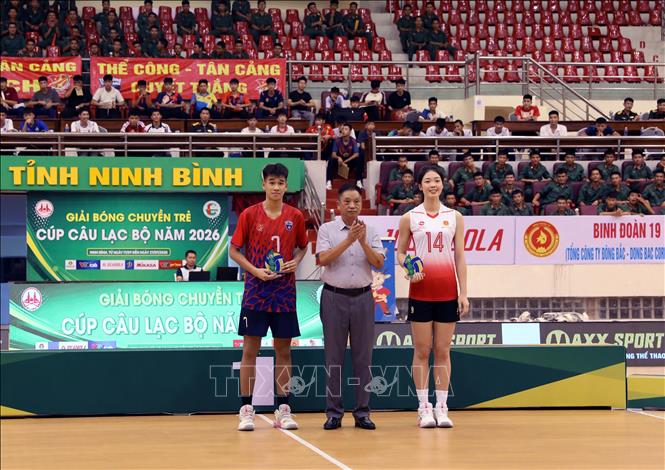 Ban tổ chức trao giải Chủ công xuất sắc nhất cho các vận động viên. Ảnh: Nguyễn Chinh - TTXVN