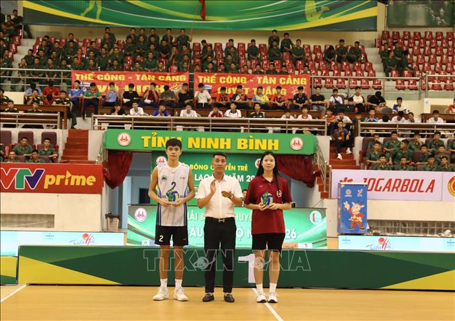 Ban tổ chức trao giải Chuyền hai xuất sắc nhất cho các vận động viên. Ảnh: Nguyễn Chinh - TTXVN