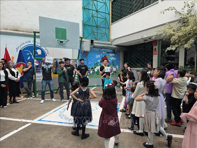 Hoạt động tìm hiểu về Cộng đồng ASEAN thông qua các trò chơi tương tác. Ảnh: ĐSQ cung cấp