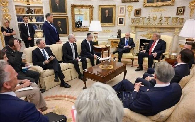 Hình ảnh do Văn phòng Thủ tướng Israel công bố cho thấy ông Trump và ông Netanyahu trao đổi trong Phòng Bầu dục với sự tham dự của các quan chức cấp cao hai nước. Ảnh: TTXVN phát