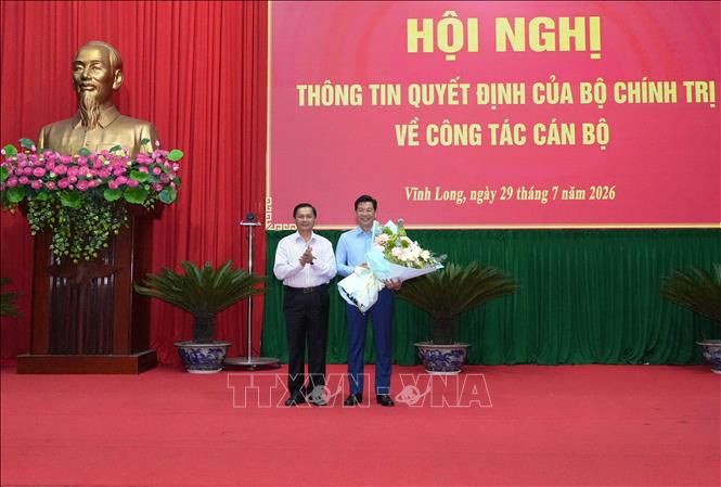Bí thư Tỉnh ủy Vĩnh Long Trần Văn Lâu tặng hoa chúc mừng đồng chí Nguyễn Mạnh Hùng. Ảnh: Phạm Minh Tuấn - TTXVN