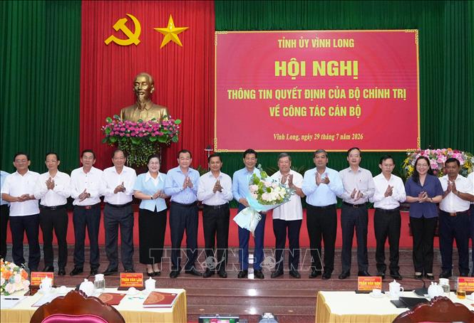 Các đồng chí trong Ban Thường vụ Tỉnh ủy Vĩnh Long chúc mừng đồng chí Nguyễn Mạnh Hùng. Ảnh: Phạm Minh Tuấn - TTXVN