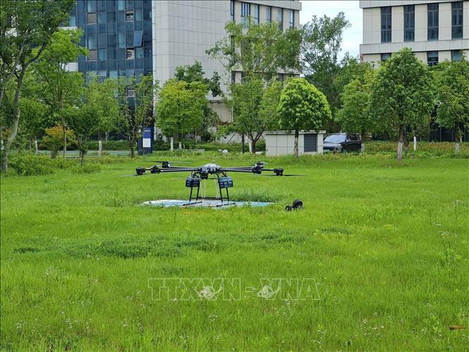 Một mẫu UAV chuẩn bị chạy thử nghiệm kiểm tra thông số kỹ thuật. Ảnh: Quang Hưng - PV TTXVN tại Trung Quốc