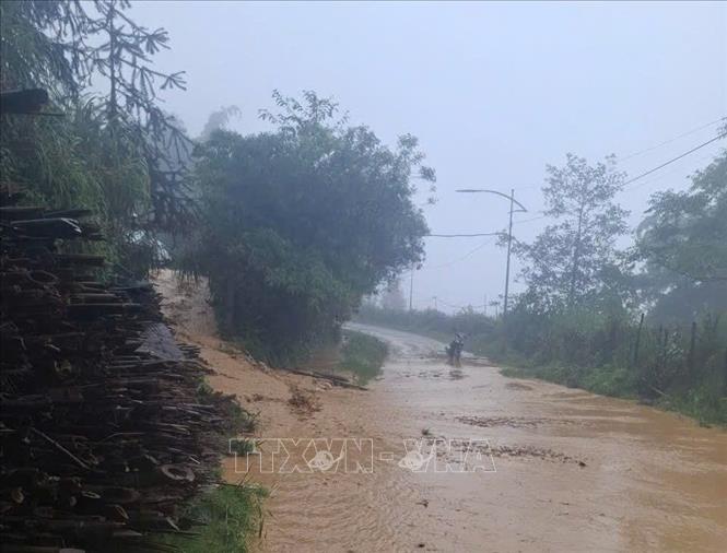 Mưa lớn kéo theo đất đá từ trên cao đổ xuống mặt đường gây ảnh hưởng đến việc đi lại của người dân tại tuyến đường Sâu Chua, thuộc tổ dân phố Sâu Chua, phường Sa Pa. Ảnh: TTXVN phát