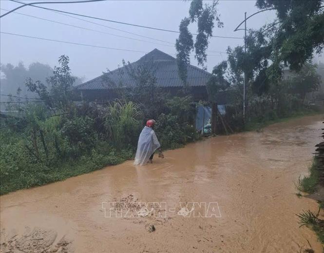 Mưa lớn kéo theo đất đá từ trên cao đổ xuống mặt đường gây ảnh hưởng đến việc đi lại của người dân tại tuyến đường Sâu Chua, thuộc tổ dân phố Sâu Chua, phường Sa Pa. Ảnh: TTXVN phát