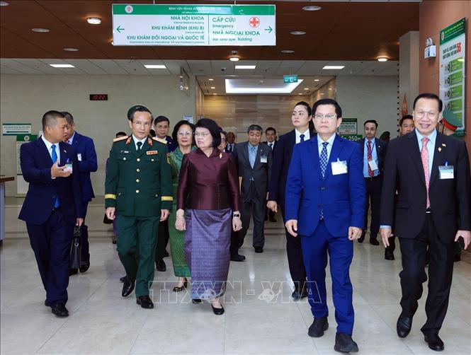 Chủ tịch Quốc hội Campuchia Samdech Khuon Sudary đến thăm Bệnh viện Trung ương Quân đội 108. Ảnh: Tuấn Anh - TTXVN