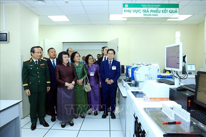 Chủ tịch Quốc hội Campuchia Samdech Khuon Sudary thăm Trung tâm Xét nghiệm, Bệnh viện Trung ương Quân đội 108. Ảnh: Tuấn Anh - TTXVN